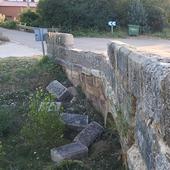 Un camión derriba parte del puente medieval de Cea