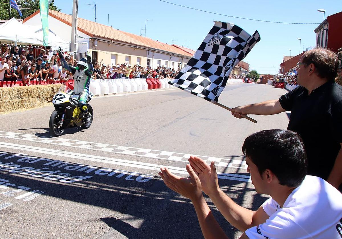 Alejandro Martínez se vuelve a imponer en el Gran Premio de La Bañeza