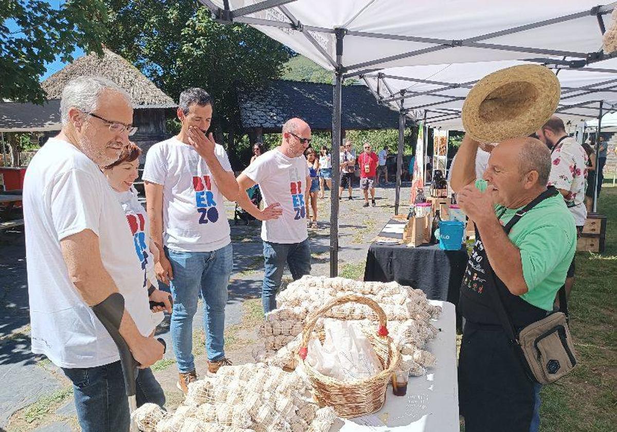 El nuevo presidente del Consejo Comarcal acudió a la feria en Balboa.