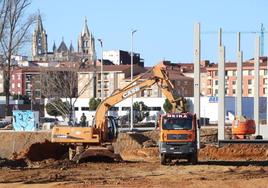 Imagen de archivo de las obras para levantar el parque comercial Reino de León, en el sector de La Granja.