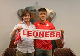 José Manzanera y Aaron Rey posan con la bufanda de la Cultural y Deportiva Leonesa.