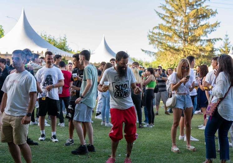 Imagen principal - Comida, bebida y el mercado también fueron protagonistas de la feria.