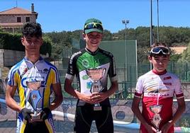 Los tres primeros en la Mini Vuelta a Burgos en la categoría escuelas.