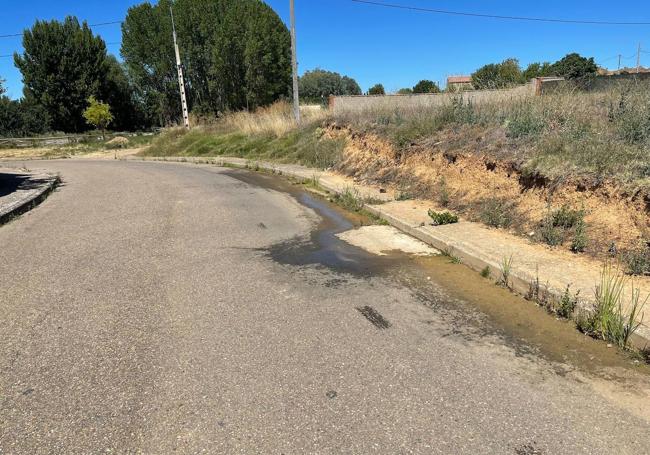 Fugas de agua en una de las vías de Valdevimbre.