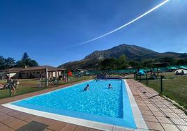 Los niños disfrutan de una de las piscinas ubicadas en Puebla de Lillo.