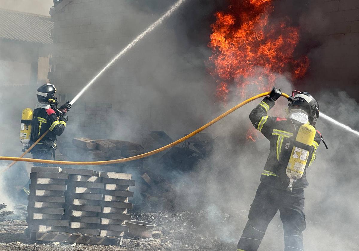 Los Bomberos de León sofocan un fuego en una nave de Santa Olaja.