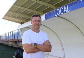 Raúl Llona posa en el banquillo local del Área Deportiva de Puente Castro.