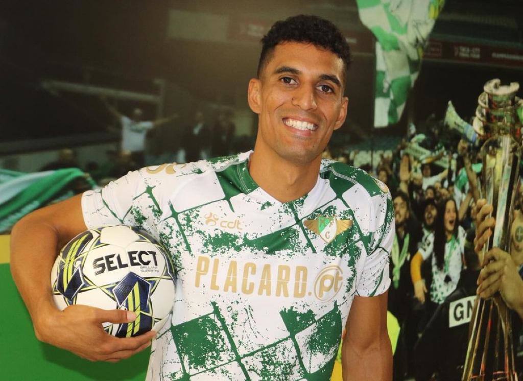 Victor García posa con la camiseta del Moreirense.