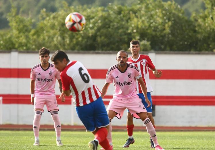 Imagen principal - Un cabezazo de Vlad decanta el derbi berciano en favor de la Ponferradina