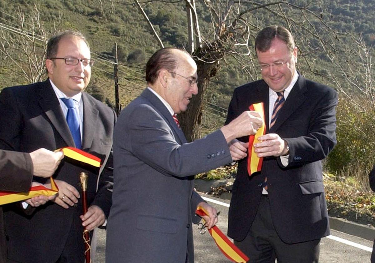 Rafael Blanco, en la inauguración de una carretera entre Pombriego y Silván en 2007.