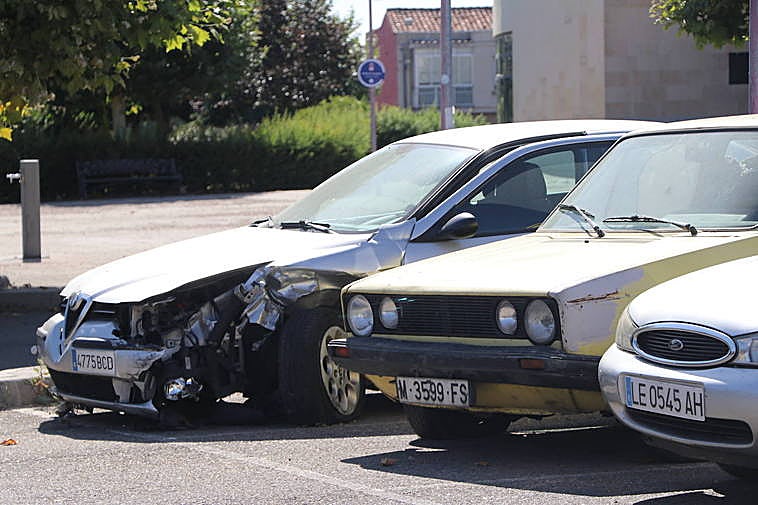 Algunos de los vehículos ubicados en el parking presentan un estado lamentable.