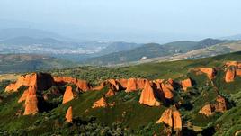 Las Médulas son gestionadas por la Fundación Las Médulas mientras que el Aula Arqueológica pertenece al IEB y El Centro de Recepción de Visitantes por el Patronato de Turismo de El Bierzo