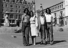 El poeta leonés, Eugenio Nora, junto a su familia frente a la Casa de Botines en una imagen de 1974.