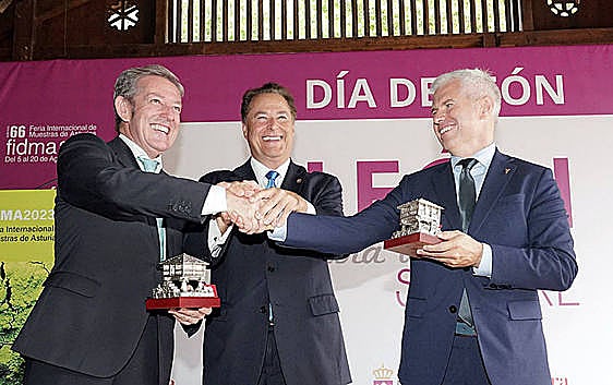 Autoridades asturianas y leonesas celebran el Día de León en la Feria Internacional de Muestras de Asturias
