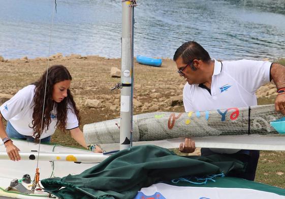 Alba Abril y Ángel Puente, director del Club Náutico de León, ponen a punto una de sus barcas.