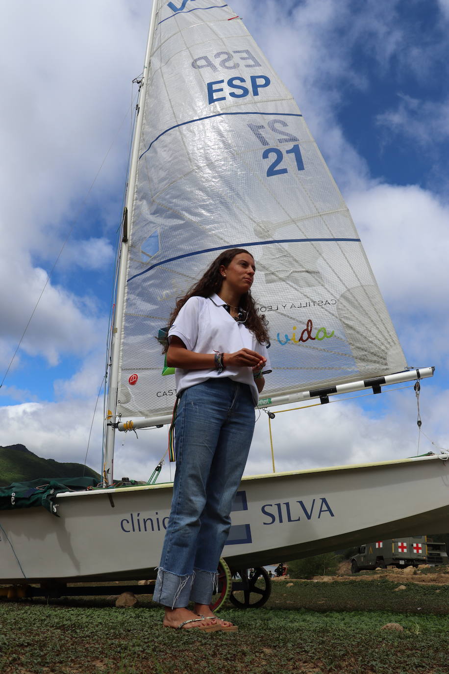 Alba Abril responde a las preguntas de leonoticias. De fondo, el modelo de barco con el que subió al podio en el mundial absoluto.