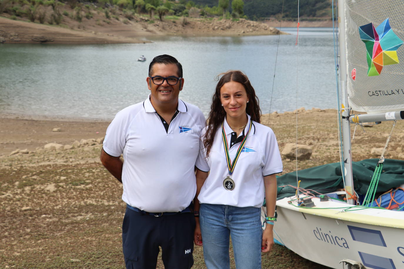 Ángel Puente y Alba Abril posan a la cámara de leonoticias con la medalla mundial.