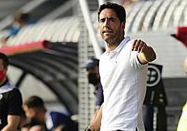 Íñigo Velez dando instrucciones,