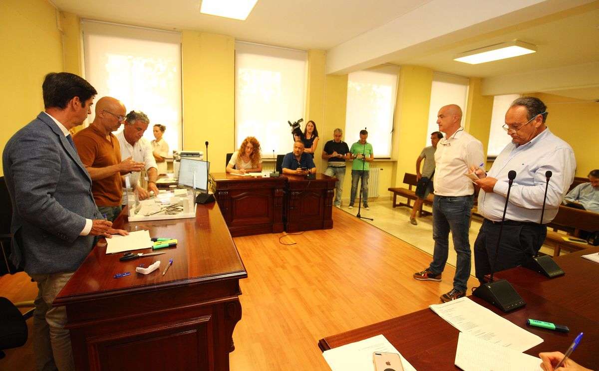 Julio Arias (de blanco) y Alfonso Arias (con camisa azul) durante el recuento de las votaciones