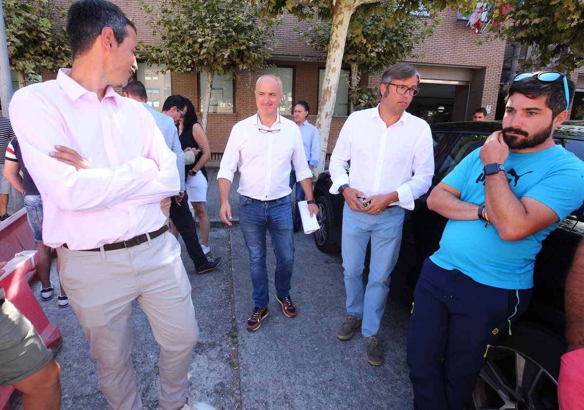 Julio Arias junto a otros miembros del partido en los exteriores de los Juzgados de Ponferrada