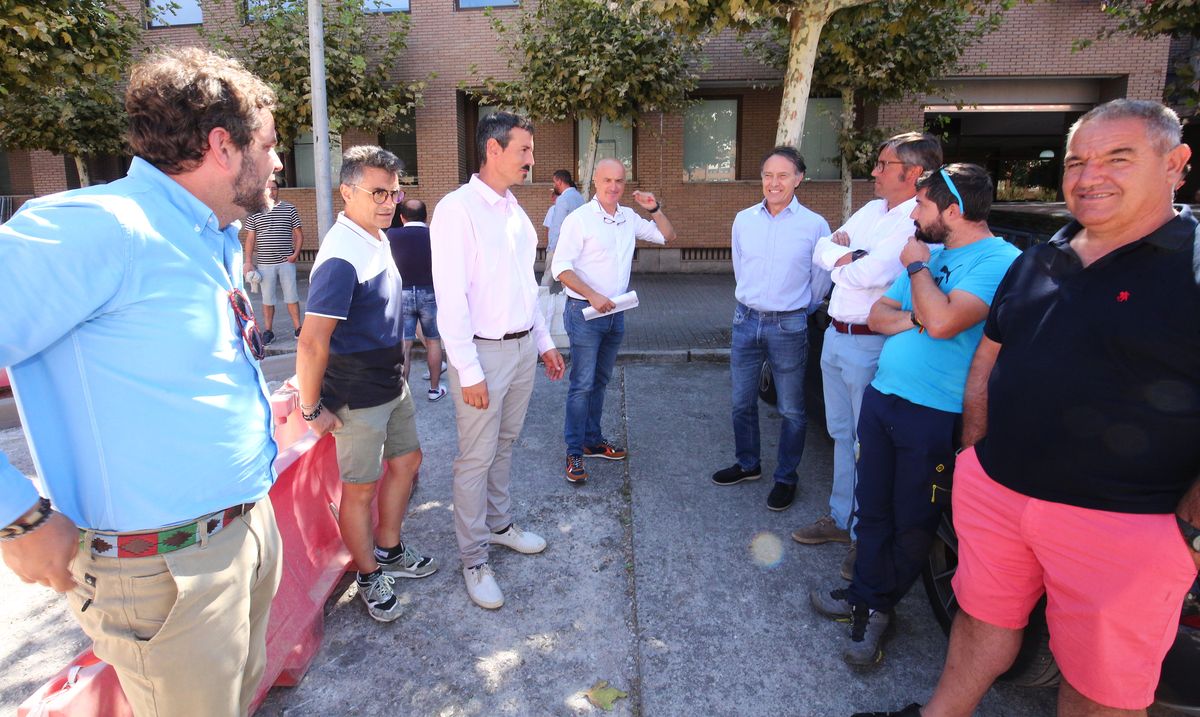 Julio Arias junto a otros miembros del partido en los exteriores de los Juzgados de Ponferrada