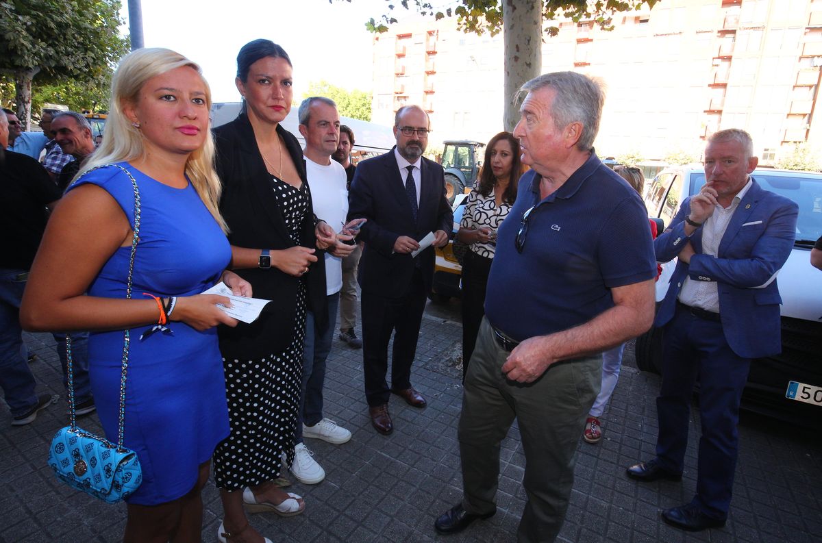 Raúl Valcarce junto a miembros del PP