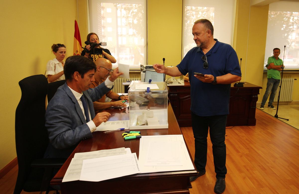 Gerardo Álvarez Courel durante la votación en los Juzgados de Ponferrada