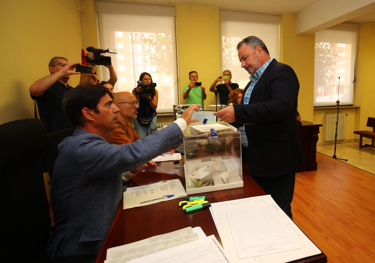 Eduardo Morán depositando su voto