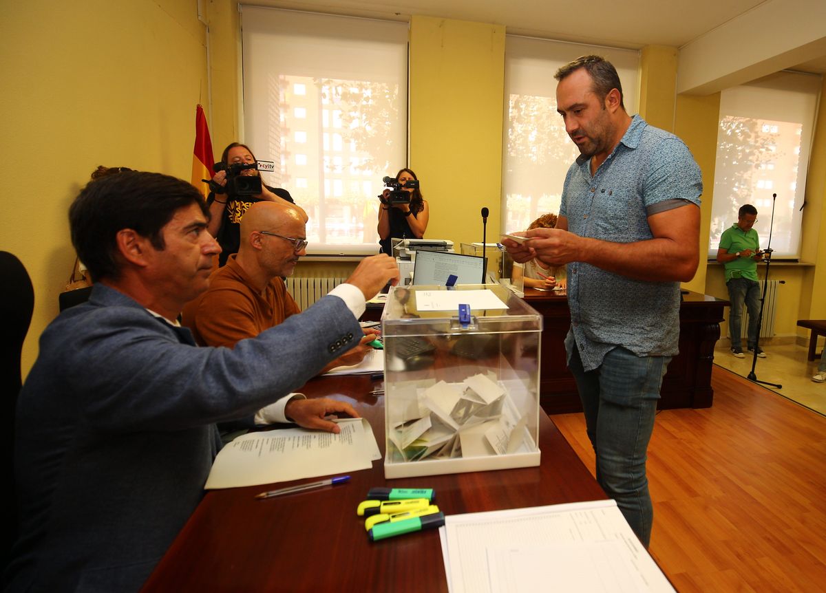 Luis Alberto Arias depositando su voto