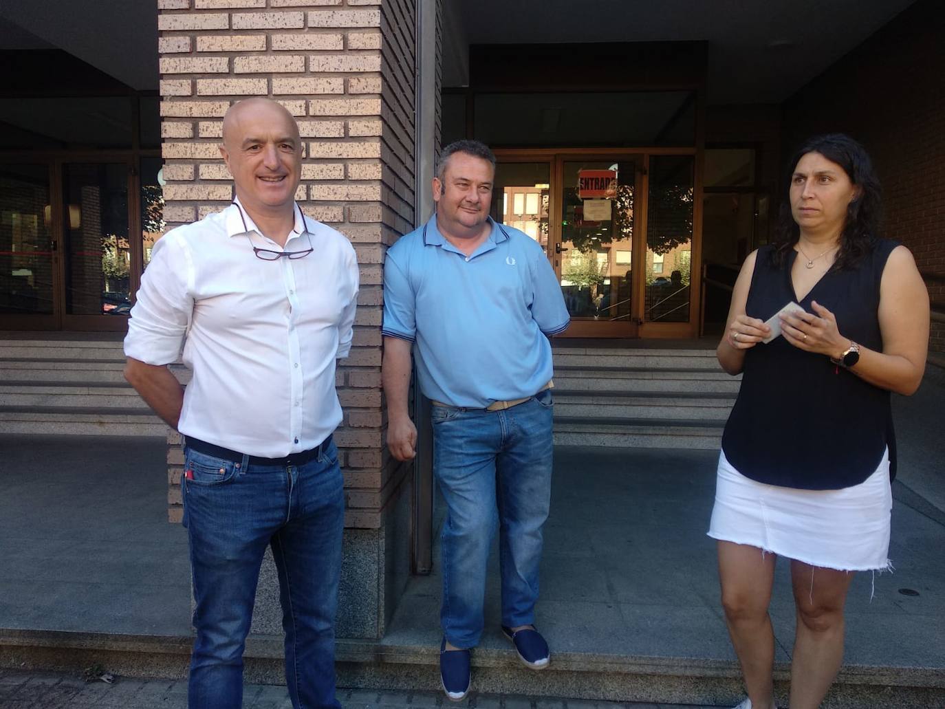 Julio Arias a la entrada de los Juzgados de Ponferrada