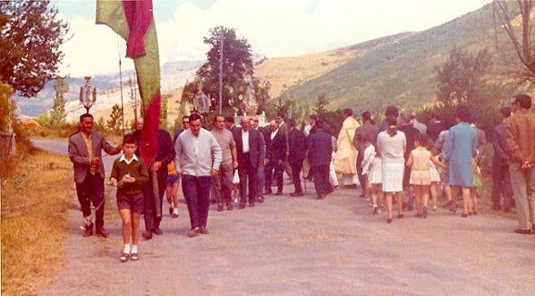 Última procesión en Camposolillo en 1968 antes de que expropiaran el pueblo para construir el pantano del Porma.