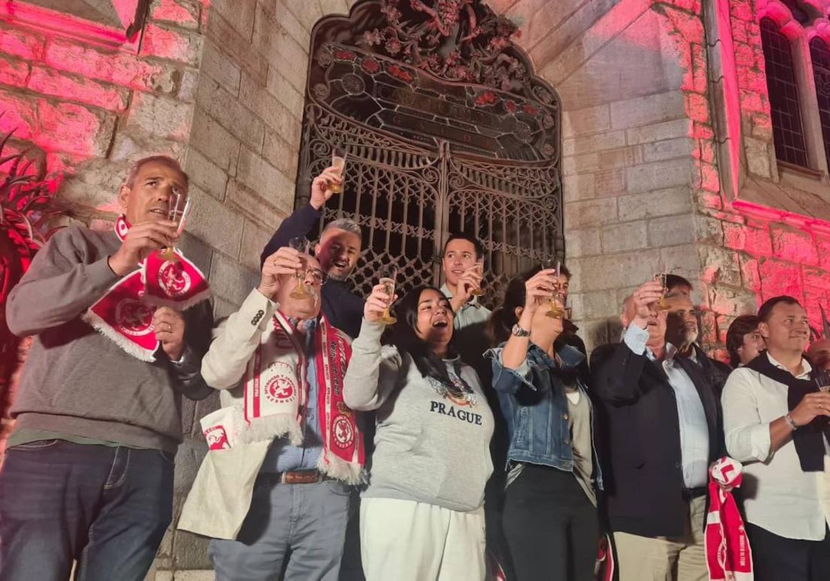 Representantes del club y de la ciudad celebran los 100 años de la Culturan en Casa Botines.