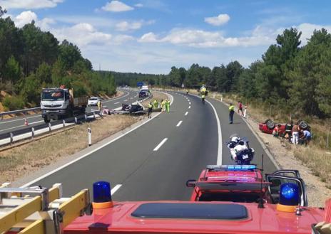 Imagen secundaria 1 - Imégenes del camión y los dos turismos implicados en el accidente. 