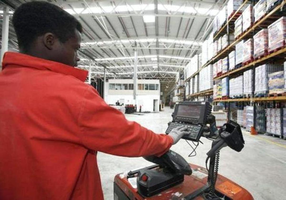 Trabajador en una empresa.