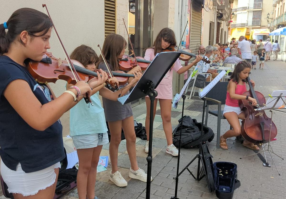 Un grupo de alumnas toca en las calles de Coyanza.