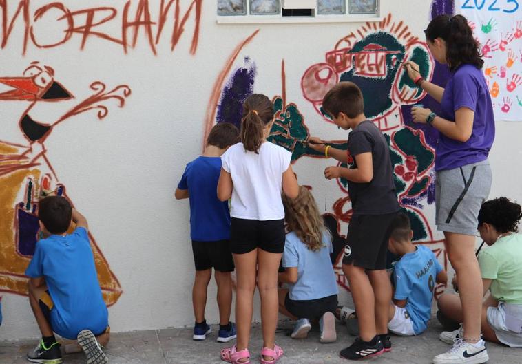 Jóvenes de Villacelama se ponen en la piel de Lolo pintando sus personajes.