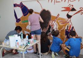 Vecinos del municipio pintan el mural en homenaje a Lolo