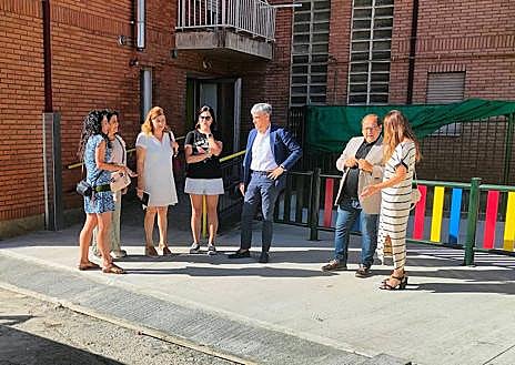 Imagen secundaria 1 - El delegado de la Junta en León visita obras en colegios de La Bañeza.