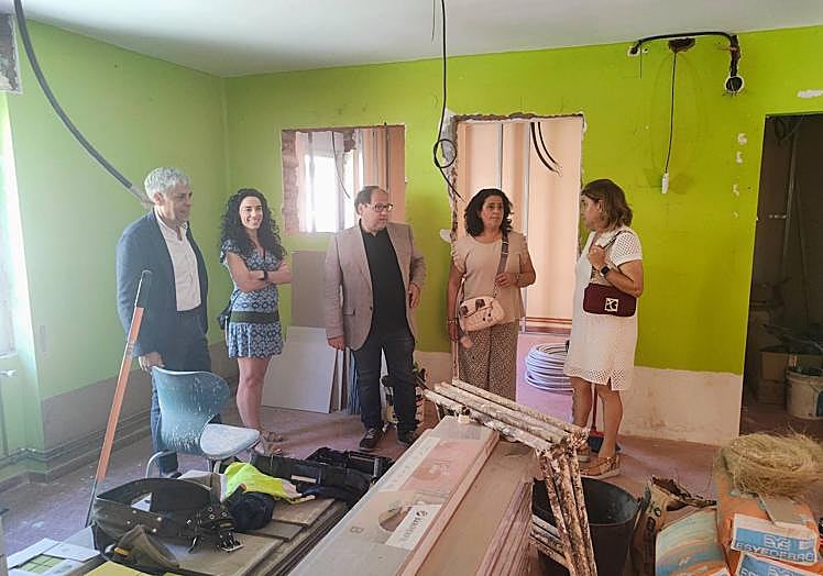 Imagen principal - El delegado de la Junta en León visita obras en colegios de La Bañeza.