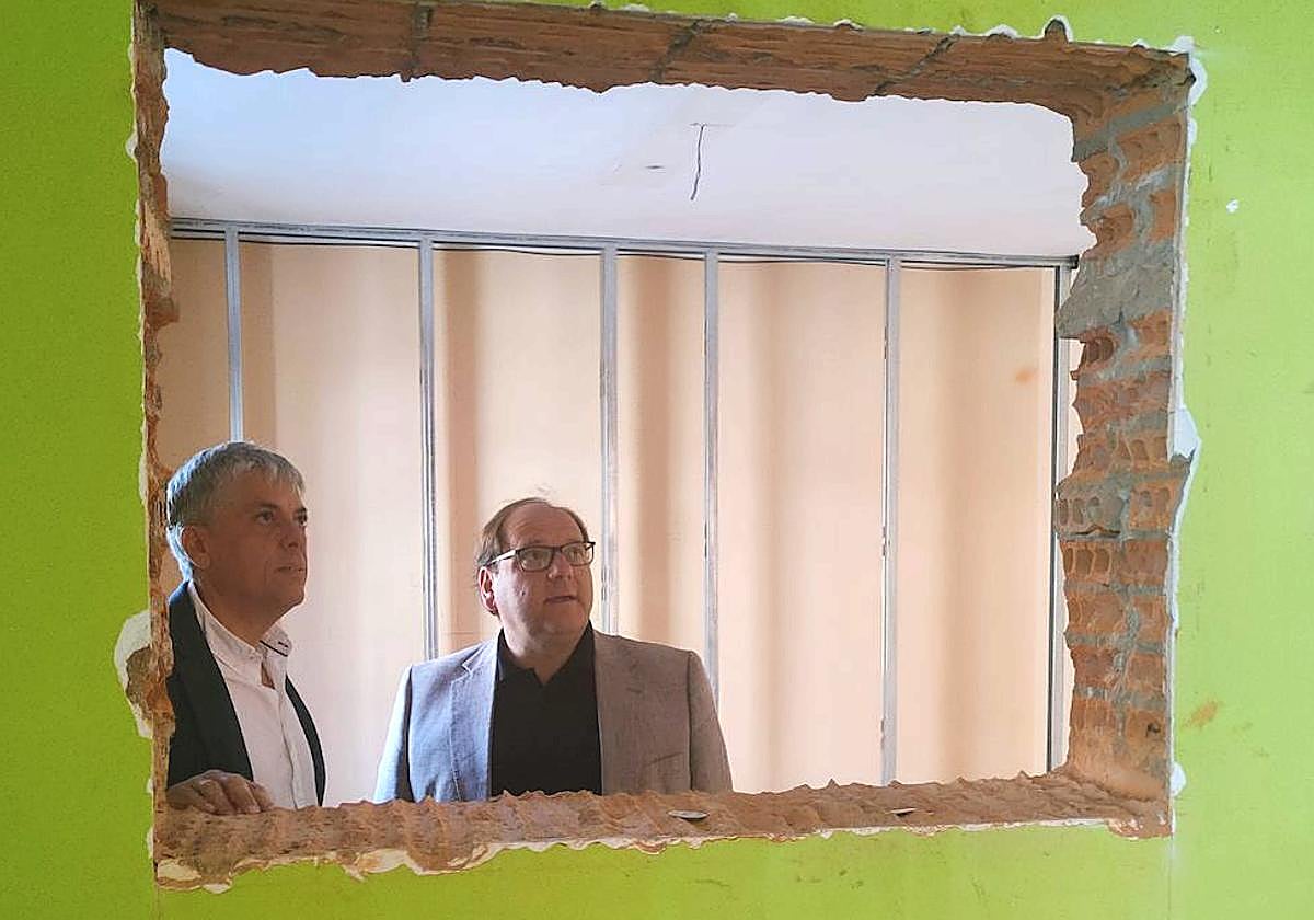 El delegado de la Junta en León visita dfos centros educativos de La Bañeza.