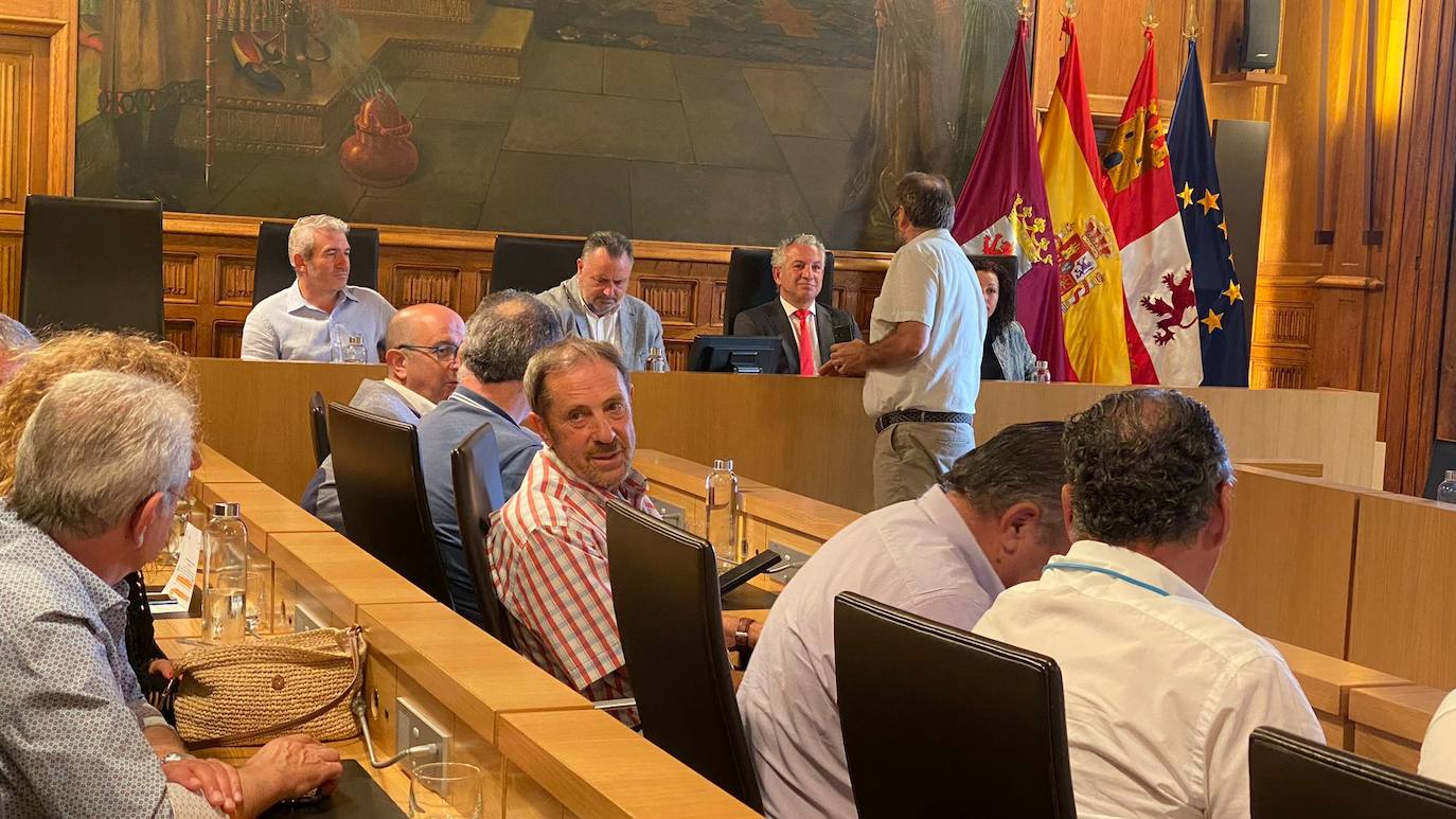 La bancada del PP charla antes del inicio del pleno. 