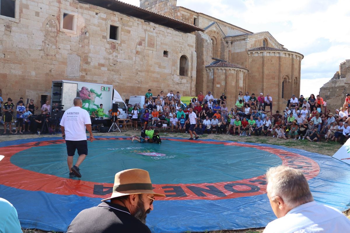 El Monasterio de Sandoval lleno en el corro de lucha