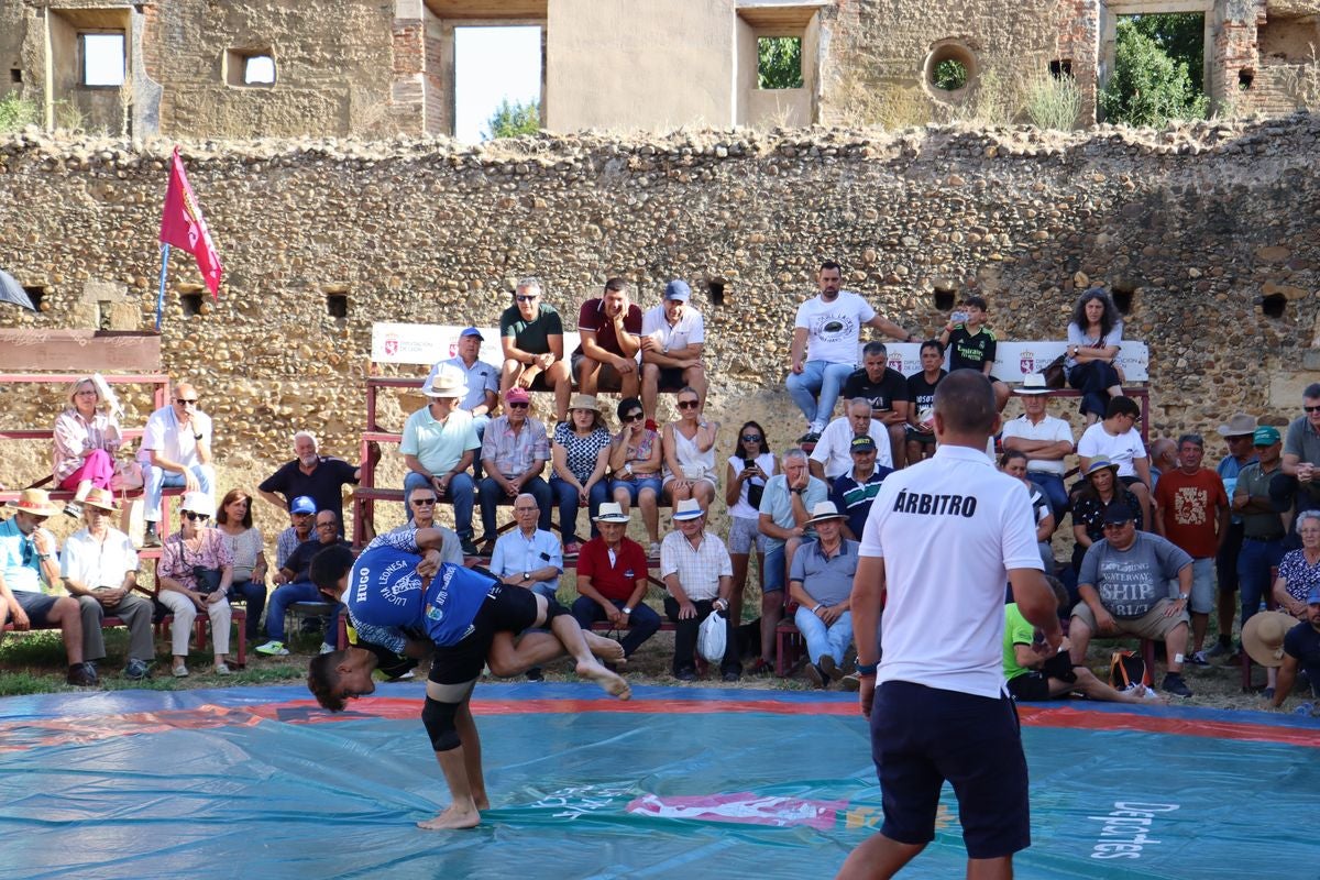 Dos luchadores durante el enfrentamiento