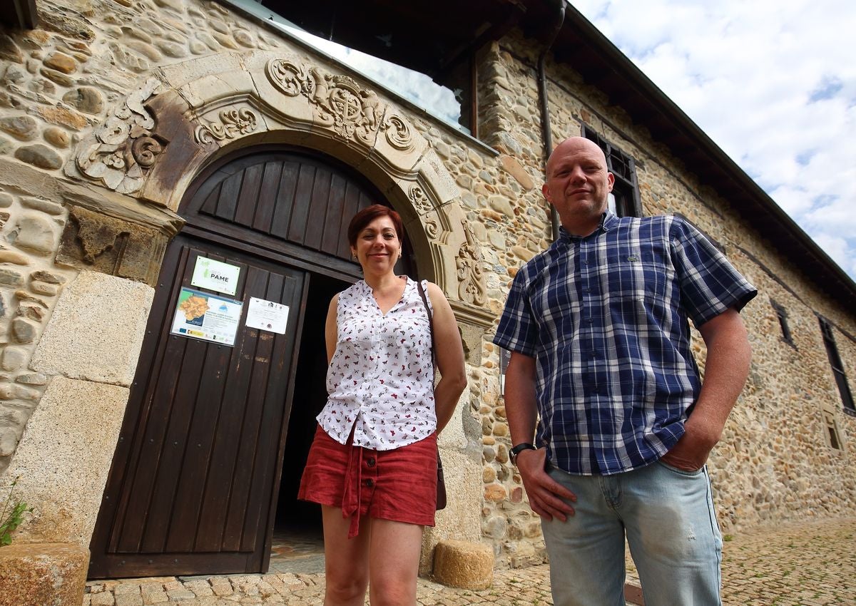 La gerente del Banco de Tierras, Beatriz Anievas junto al director técnico de Alimentos de Calidad del Bierzo, Pablo Linares