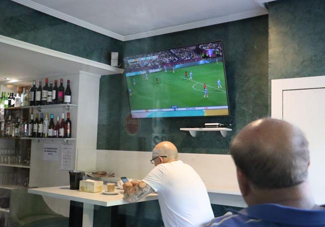 Un bar de León con el partido en la televisión..