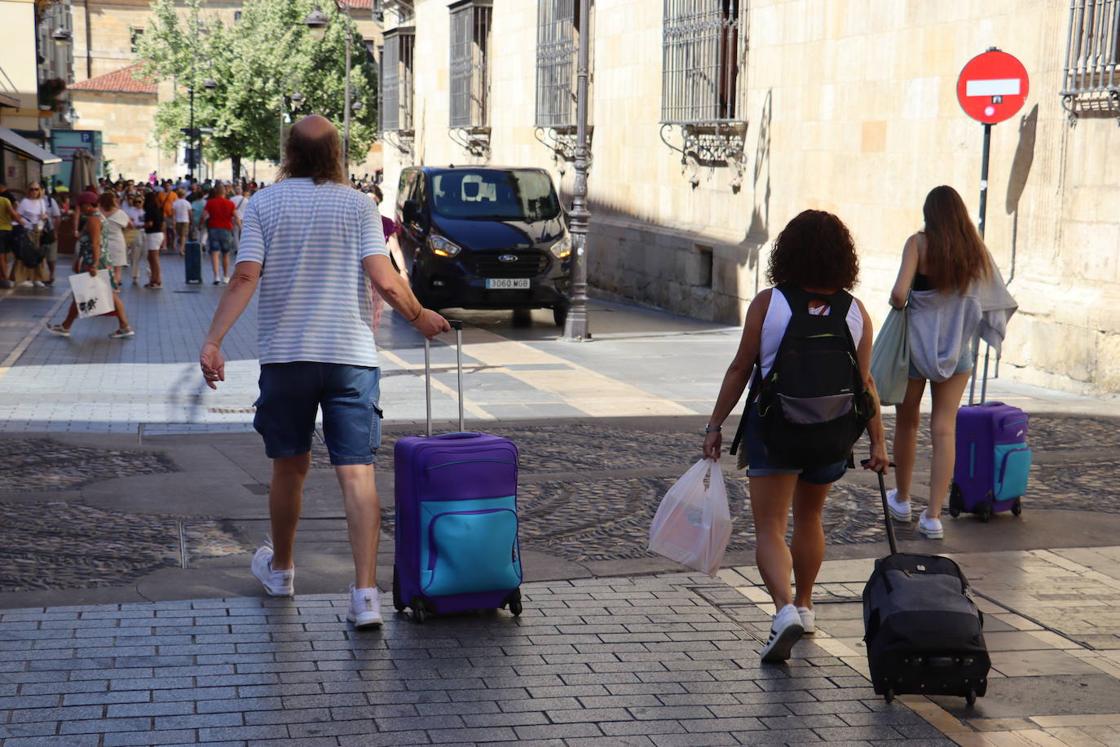 El sonido de las maletas marca la banda sonora diaria de la calle Ancha.