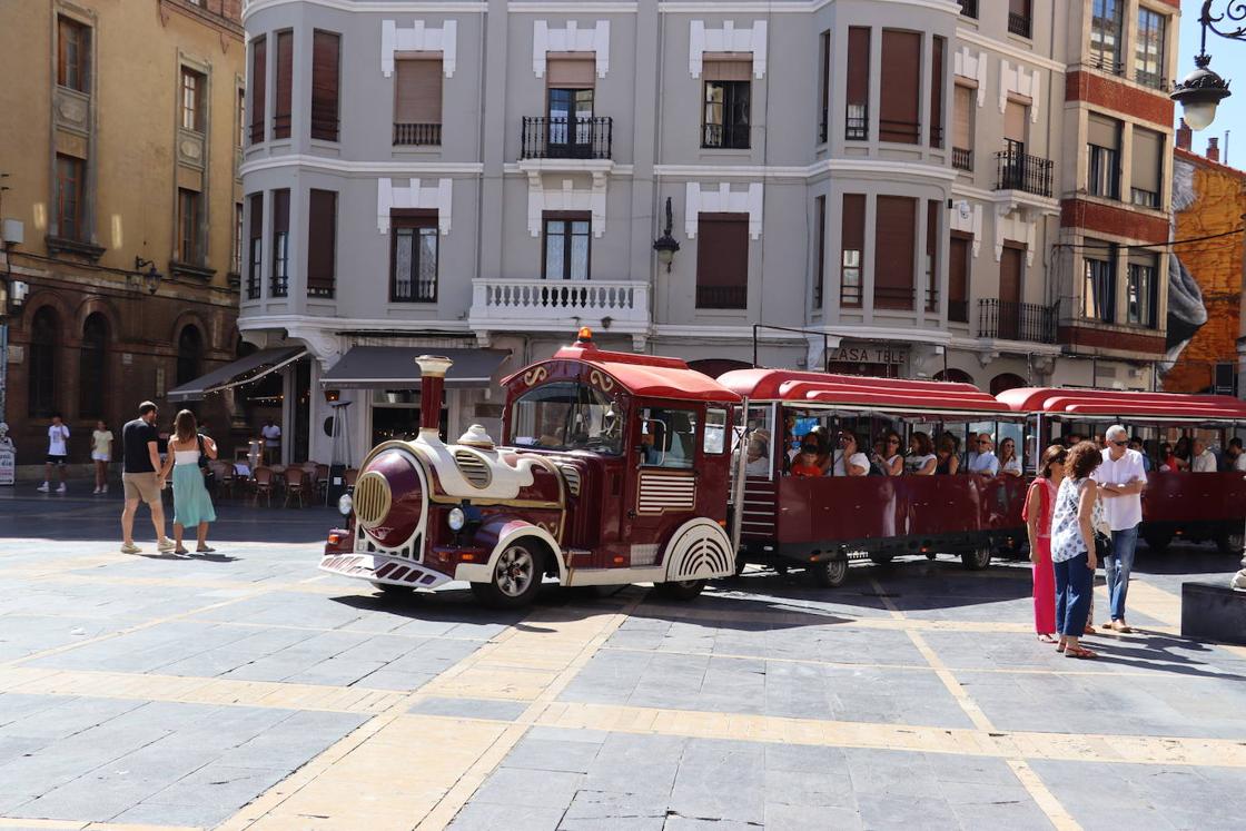 El tres turístico al completo en la plaza de Regla.