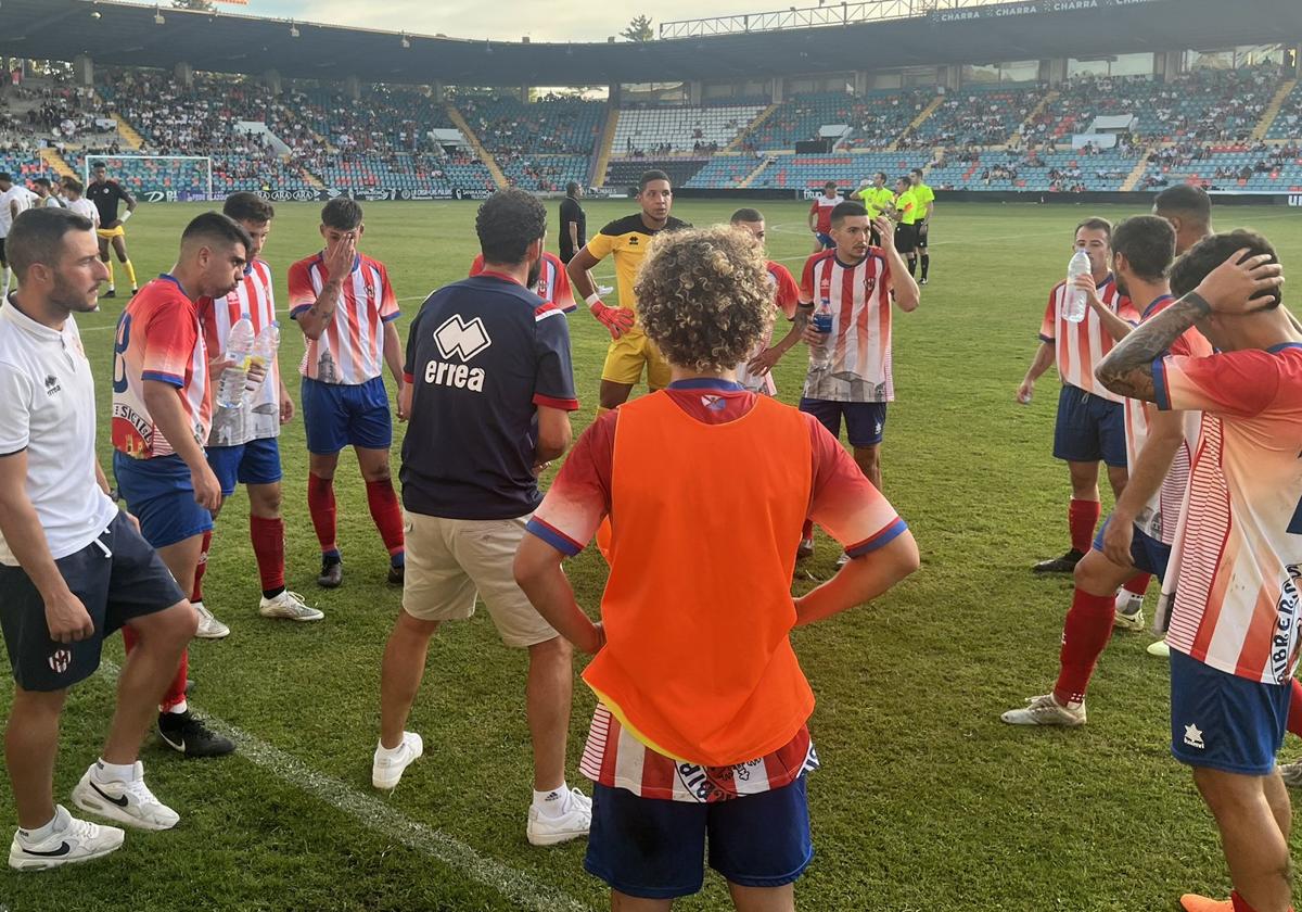 El Atlético Bembibre, durante su partido de este domingo ante el Salamanca.