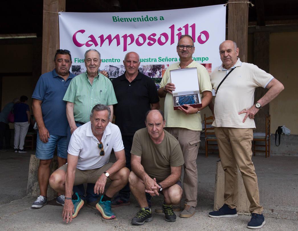 La Asociación entrega al vicepresidente, Ánegl Espín, una placa por su difusión del pueblo.