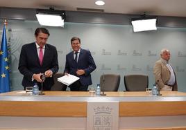 Suárez-Quiñones, Carriedo y Santonja durante la rueda de prensa posterior al consejo de Gobierno.